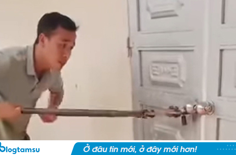 Một học sinh lớp 2 bị bỏ quên trong lớp, cô giáo chủ nhiệm khóa cửa đi về