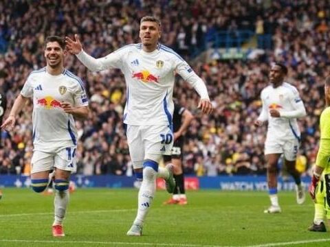 Leeds trở lại Premier League sau 2 năm vắng bóng