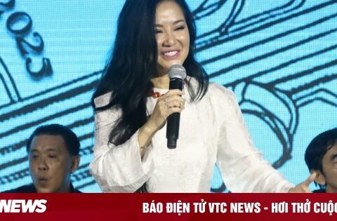 Khán giả đội mưa xem Hồng Nhung trở lại sân khấu sau 3 lần xạ trị ung thư
