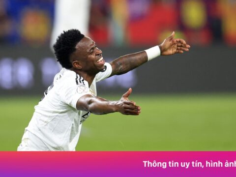 Vinicius nổi giận với cổ động viên