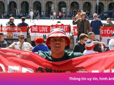 Fan MU và Tottenham bùng nổ trước chung kết