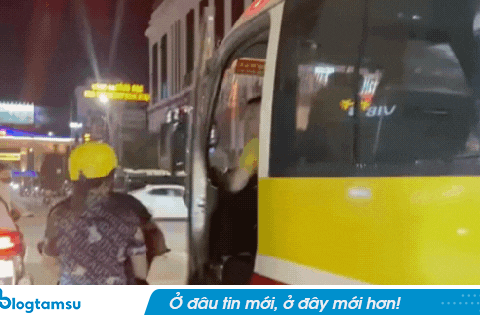 Tài xế xe buýt bất ngờ mở cửa “tấn công” xe máy chở theo phụ nữ và trẻ nhỏ giữa ngã tư đông người