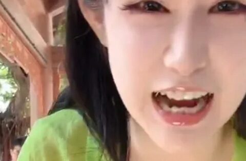 Nữ streamer vô tư thể hiện tài “trồng cây chuối”, lời thắc mắc của người xem khiến cô đứng hình