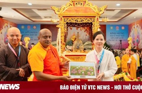 ‘Liên hoa tịnh cảnh’ – Bức tranh hoa sen được trưng bày bên Xá lợi Đức Phật