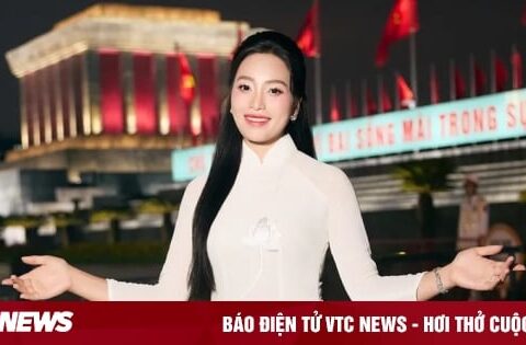 Sao Mai Huyền Trang khiến khán giả xúc động nghẹn ngào khi hát về Bác