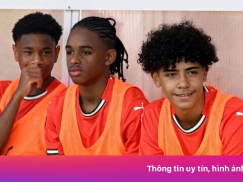 Phản ứng của Ronaldo khi con trai ngồi dự bị