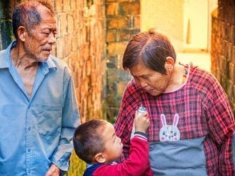 Tại sao cha mẹ càng già càng hay cằn nhằn? Bí mật đằng sau khiến ai cũng xúc động đến rơi nước mắt