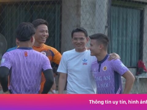 HLV Kiatisuk bất ngờ có mặt trong buổi tập của CAHN