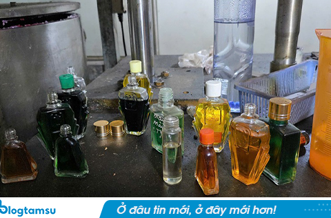 Công bố hình ảnh làm giả 70 nghìn chai dầu gió của vợ chồng doanh nhân
