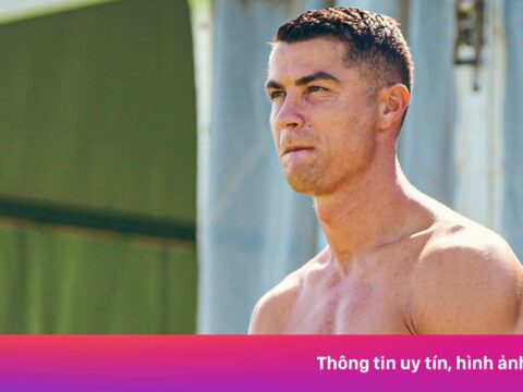 Ronaldo khoe body 6 múi