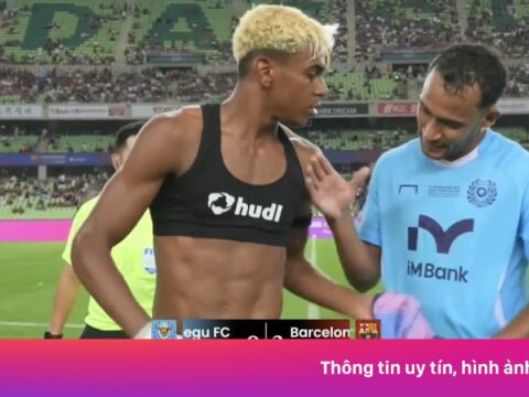 Cầu thủ bị chỉ trích vì đối áo với Yamal