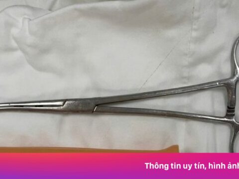 Nam thanh niên nhập viện vì cán lau nhà kẹt trong hậu môn