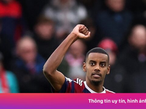 ‘Bom tấn’ Isak sắp nổ?