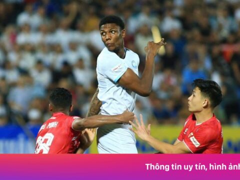 Tiền đạo cao hơn 2 m của Nam Định gây sốt báo nước ngoài