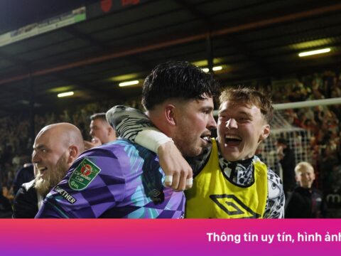 Grimsby Town tiếp tục tạo cú sốc lớn