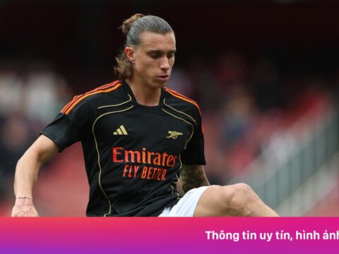 Calafiori gây sốt với ‘bài học ném biên’