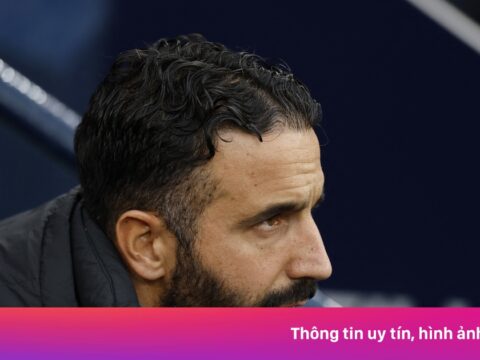 Neville nổi giận với cách dùng người của Amorim