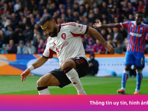 Trọng tài lại khiến Premier League dậy sóng