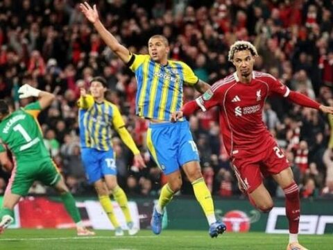 Ekitike làm người hùng lẫn tội đồ, Liverpool chật vật vượt vòng 3 League Cup