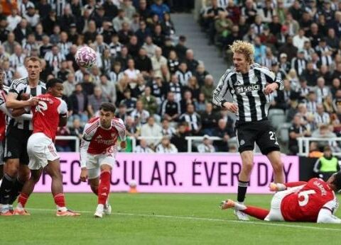Arsenal ngược dòng hạ Newcastle, thu hẹp cách biệt với Liverpool