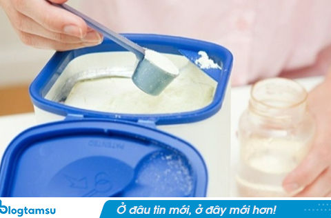 Bà ngoại dùng rượu pha sữa, cháu trai 1 tháng tuổi nhập viện trong tình trạng mơ màng