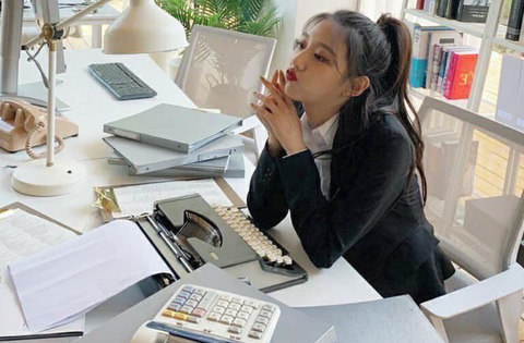 Bàn làm việc còn 3 thứ này, lương còn lẹt đẹt