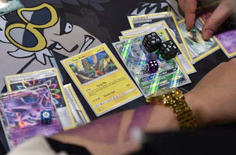 Dạy con trai lừa bán thẻ Pokémon giả trên livestream, nam game thủ bị cộng đồng bóc mẽ, chỉ trích mạnh mẽ