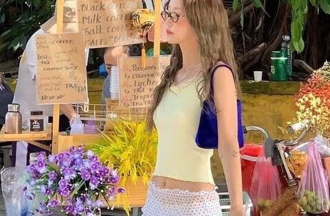Phản cảm gái xinh diện thời trang xuyên thấu, người qua đường ngại đỏ mặt, “đến Ngân 98 cũng chưa dám hở như này”