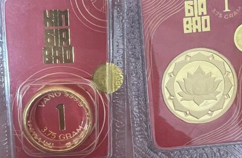 Bức ảnh chụp 2 chỉ vàng gây tranh cãi dữ dội