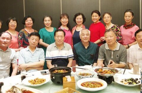Họp lớp được hỏi lương, tôi định nói 200 triệu đồng/tháng thì vợ trả lời thay: “Chục triệu đủ ăn”, về nhà bị loại khỏi nhóm chat nhưng hài lòng