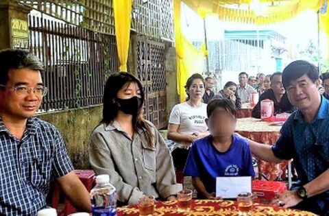 Phó Chủ tịch tỉnh Đắk Lắk ‘thưởng nóng’ cậu bé dũng cảm cứu bạn khỏi kẻ sát nhân