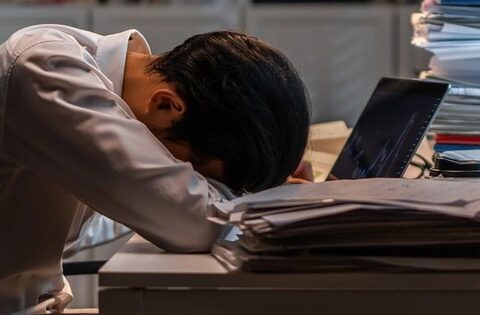 Hustle culture – Văn hóa hối hả của dân văn phòng: Gia tốc thăng tiến hay chỉ là tự đẩy mình tới “cửa tử” nhanh hơn?