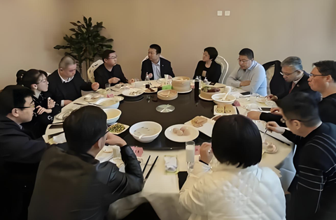 Họp lớp sau 10 năm, tôi kêu gọi mọi người ủng hộ một bạn gặp khó trong lớp: Về nhà phát hiện bị chặn khỏi nhóm chung, nhưng lòng vẫn nhẹ nhõm