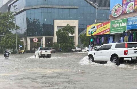 Mưa trắng trời, đường phố biến thành sông trước khi bão số 10 Bualoi giật cấp 15 đổ bộ