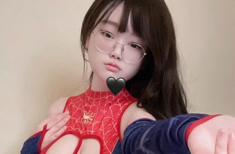 Sở hữu gương mặt ngây thơ, nữ coser gây choáng váng với những màn cosplay táo bạo