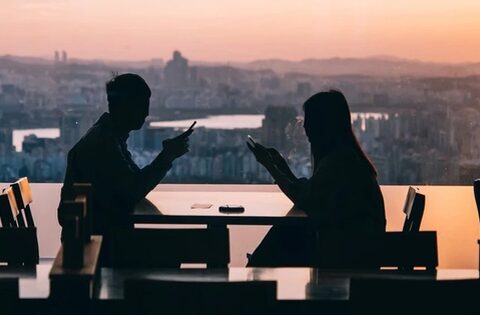 Những ‘độc cô cầu bại’ chịu chi: Thuê bảng quảng cáo trên cao tốc, ném tiền vào billboard ở Quảng trường Thời Đại, tổ chức đấu giá hẹn hò… để tìm tình yêu