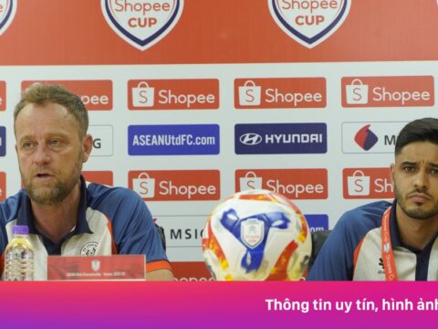 HLV Polking làm phiên dịch cho học trò