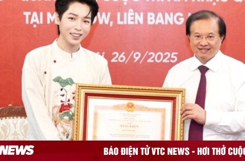 Ca sĩ Đức Phúc nhận bằng khen của Thủ tướng