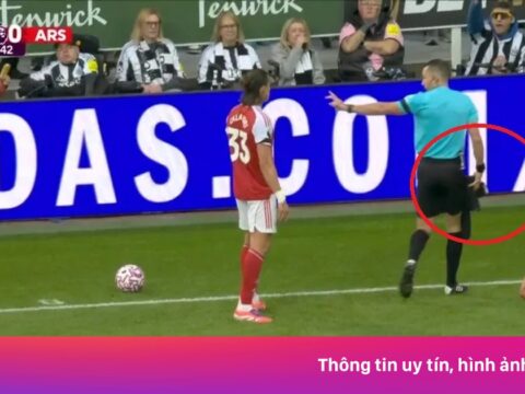 Tình huống hy hữu ở trận thắng của Arsenal