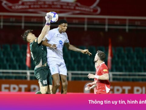 Công An TP.HCM nhọc nhằn hóa giải tiền đạo cao thứ 2 thế giới