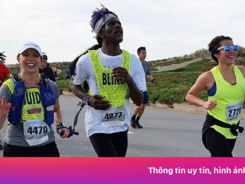 Nghệ sĩ mù vô gia cư tìm lối thoát trên đường chạy marathon