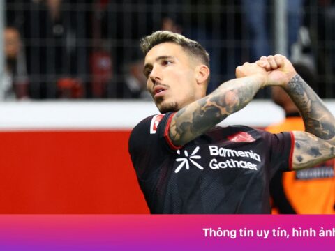Cầu thủ Leverkusen ghi 3 bàn liên tiếp từ cú đá phạt