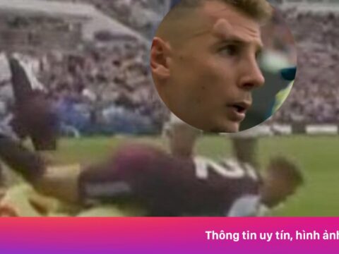Emiliano Martinez làm đồng đội u đầu