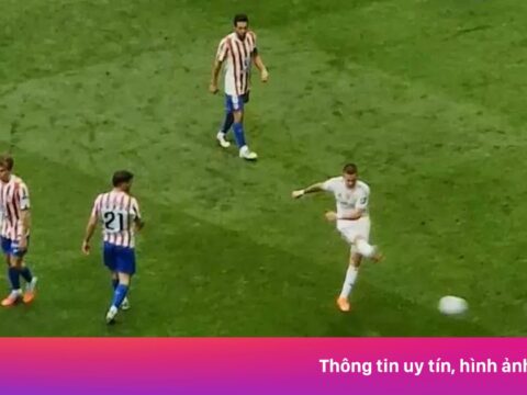 Tân binh Real Madrid sút bóng vào fan Atletico