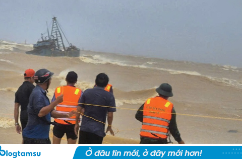 Nóng: Hai tàu cá cùng 11 thuyền viên gặp nạn khi vào tránh bão số 10, đang triển khai cứu hộ