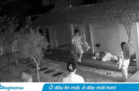 Video lạ lúc 0h đêm: Cả nhà sững sờ nhìn chàng trai cầm chiếc gáo lặp đi lặp lại hành động khó tin rồi lặng lẽ trở vào nhà