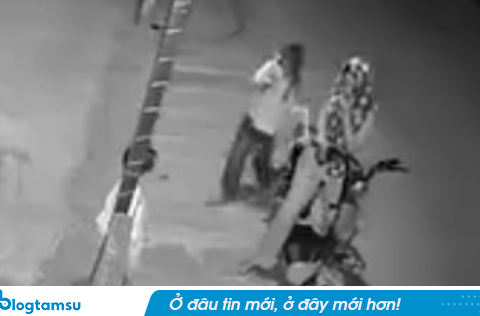 Clip: Bé gái nhỏ đứng một mình ở lề đường, gia đình xem camera mà đau lòng