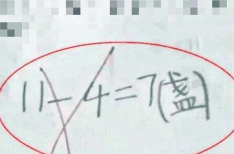 Bài toán ’11-4=7′ bị gạch sai, cô giáo đưa ra đáp án bằng ’11’ và lý do đằng sau