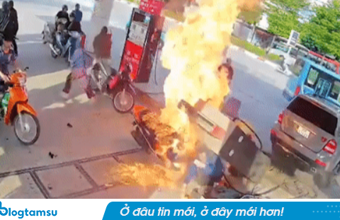 Mercedes lùi trúng cột bơm xăng ở Hà Nội gây cháy dữ dội, nhân viên hoảng hốt tháo chạy