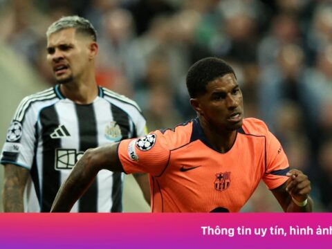 Barca khởi sắc trên sân cỏ, khốn khổ vì sân bãi